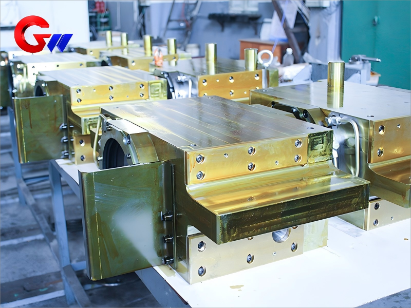 Sedlo ložiska pracovního válce na provozní straně válcovny za tepla