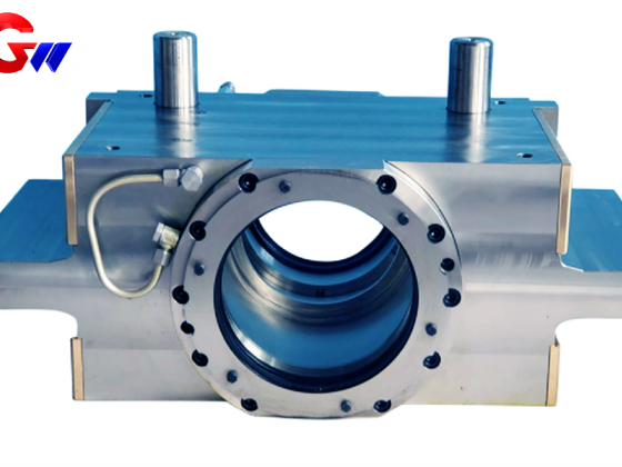 Varmvalsningsmaskin på drivsidans mellanliggande rullagerblock