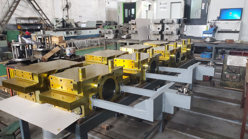 Sedlo ložiska pracovního válce na provozní straně válcovny za tepla