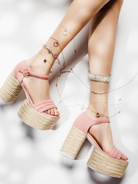 Sandalias de tacón con correas rosadas