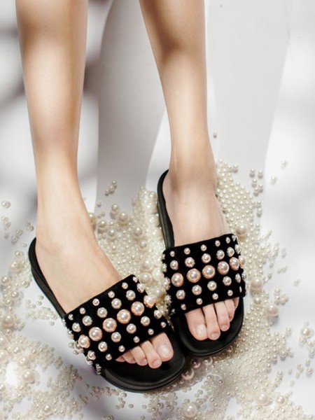 Sandalias planas de perlas negras