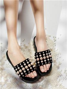 Sandalias planas de perlas negras