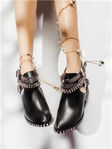 Zapatos con punta puntiaguda y tachuelas negras