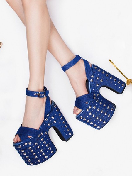 Tacones altos de plataforma de remache en forma de corazón de mezclilla plateada