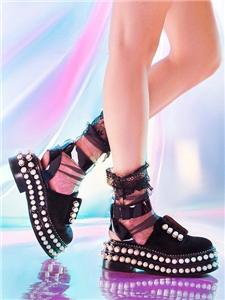 Botines con tachuelas y perlas