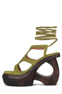 Sandalia plataforma con cuña de madera esculpida y acrílico