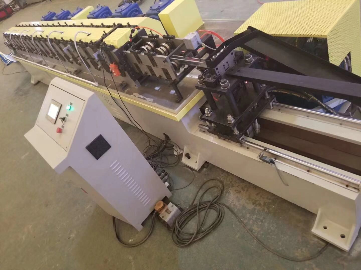 Fully automatic seismic bracket forming machine