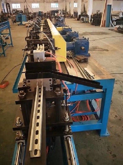 Fully automatic seismic bracket forming machine