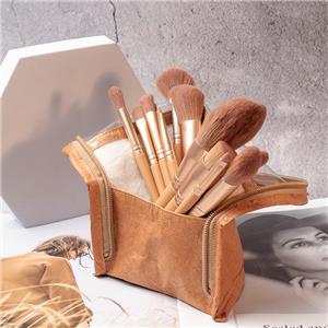 Pinceaux de maquillage naturels vs synthétiques