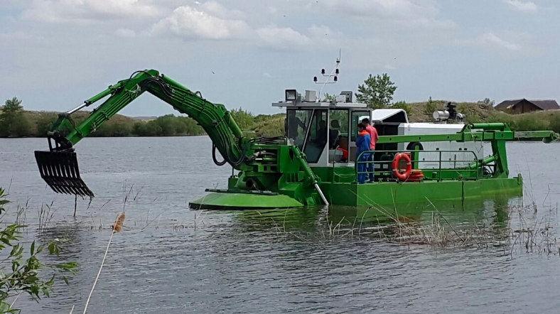 amphibious dredger