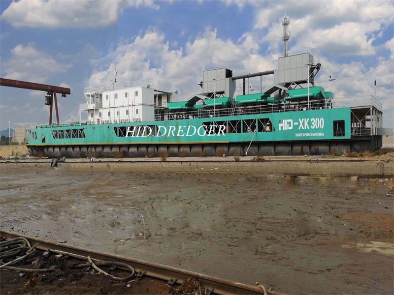 China′s First Tin Ore Mining Dredger with 95m Length for Sea Mining Dredging Factory