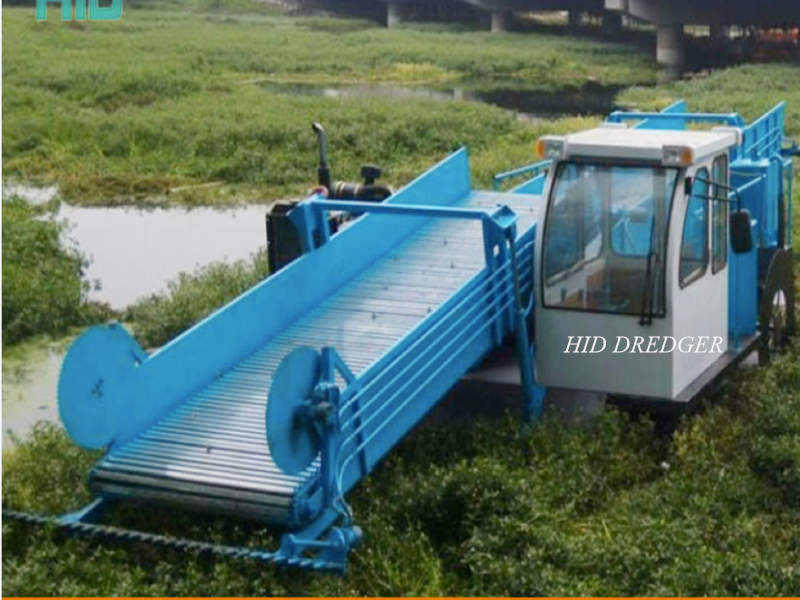 Wasserpflanzen-Erntemaschine im Fluss und in den Seen