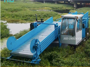 Wasserpflanzen-Erntemaschine im Fluss und in den Seen