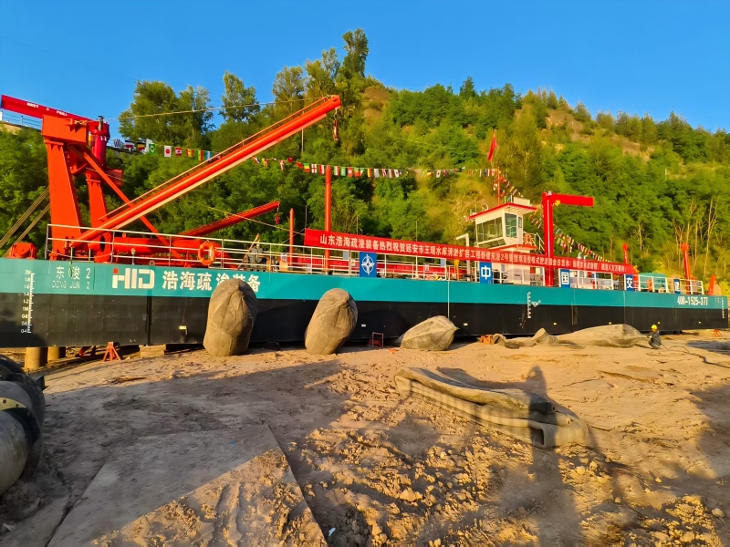 Dredger Lauch
