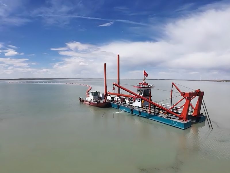 Cuatro dragas de succión con cortador HID ofrecen un rendimiento excepcional en un proyecto de dragado de lago a gran escala.
