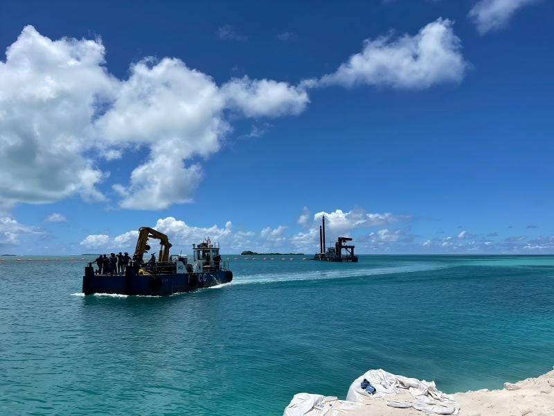 Embarcações de trabalho multifuncionais da HID aumentam a eficiência da dragagem por sucção com cortador em projetos portuários e de aterro.