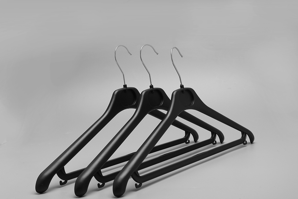 Large Plastic Suit Hanger for Men’s Jackets & Suits