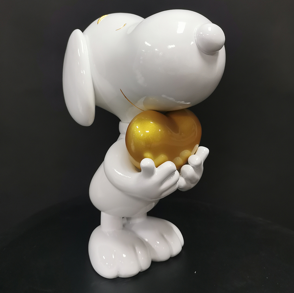 Design artistico della statua in fibra di vetro con design a cartoni animati di Snoopy Heart