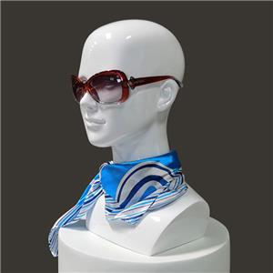 Glänzend weißes Fiberglas, weiblicher Kopf, Sonnenbrille und Hut