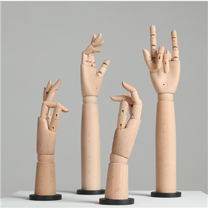 Holzhand mit flexiblen beweglichen Fingern