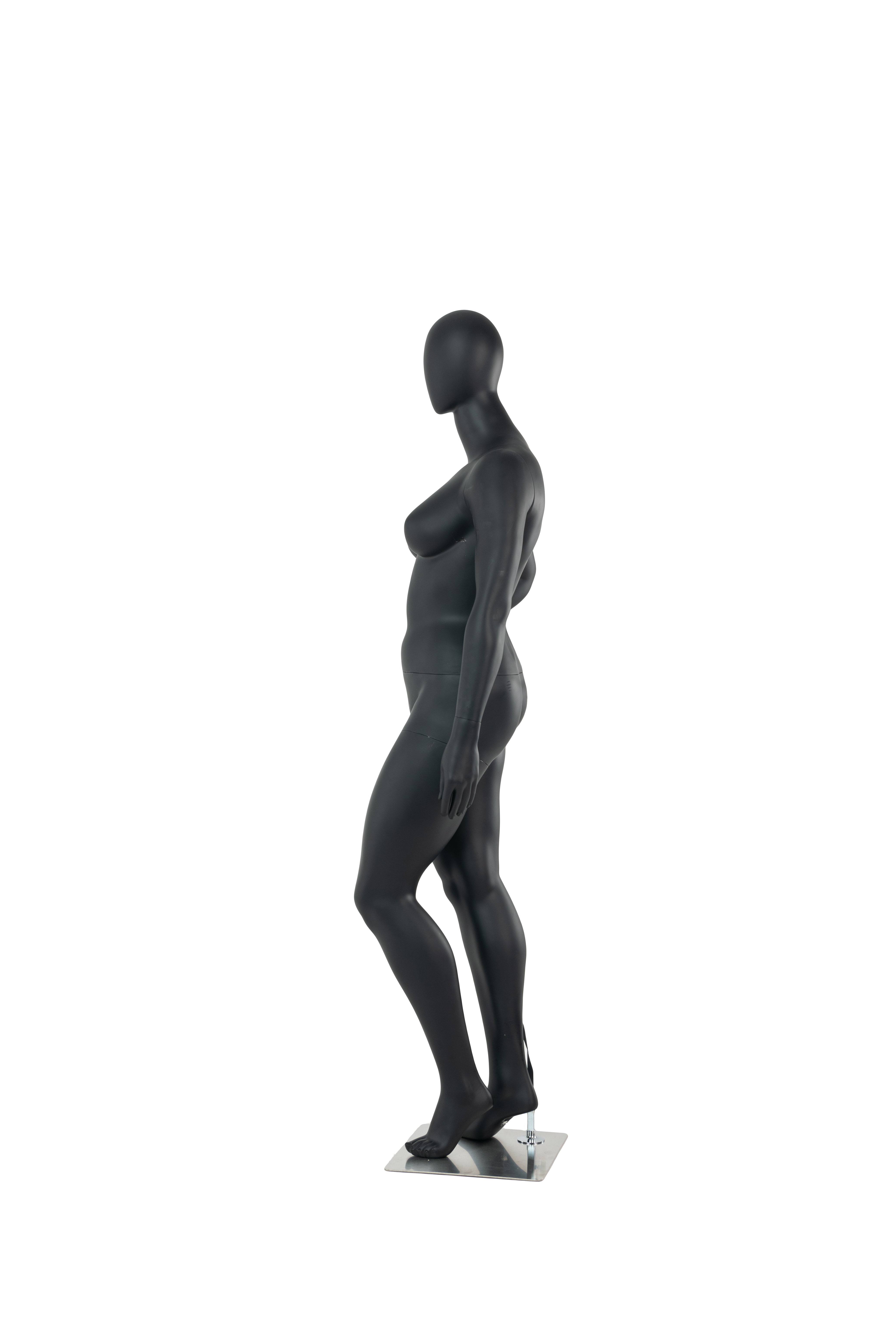 Mannequin femme grande taille, corps entier, une main sur la hanche