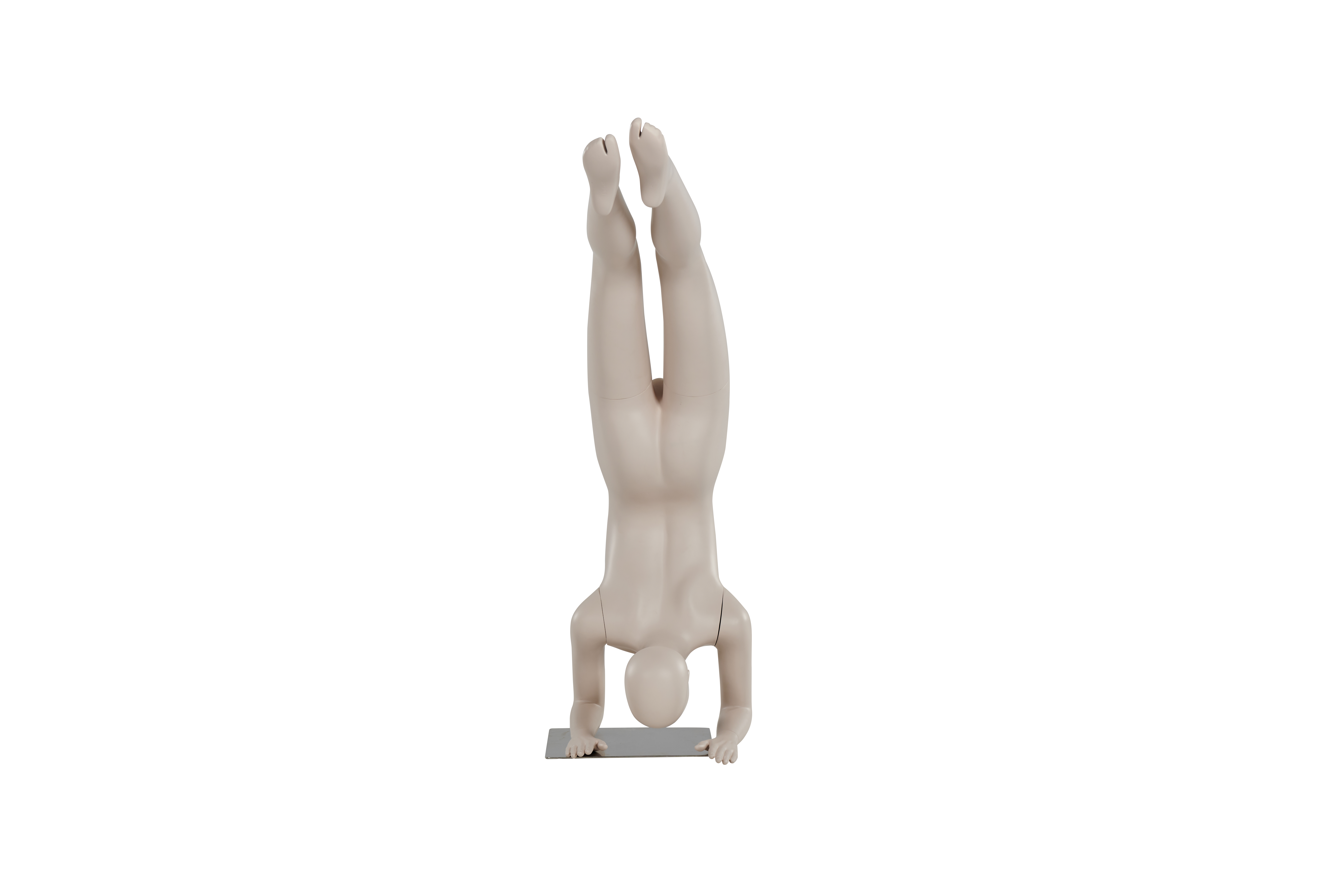 Maniquí femenino en pose de escorpión de yoga
