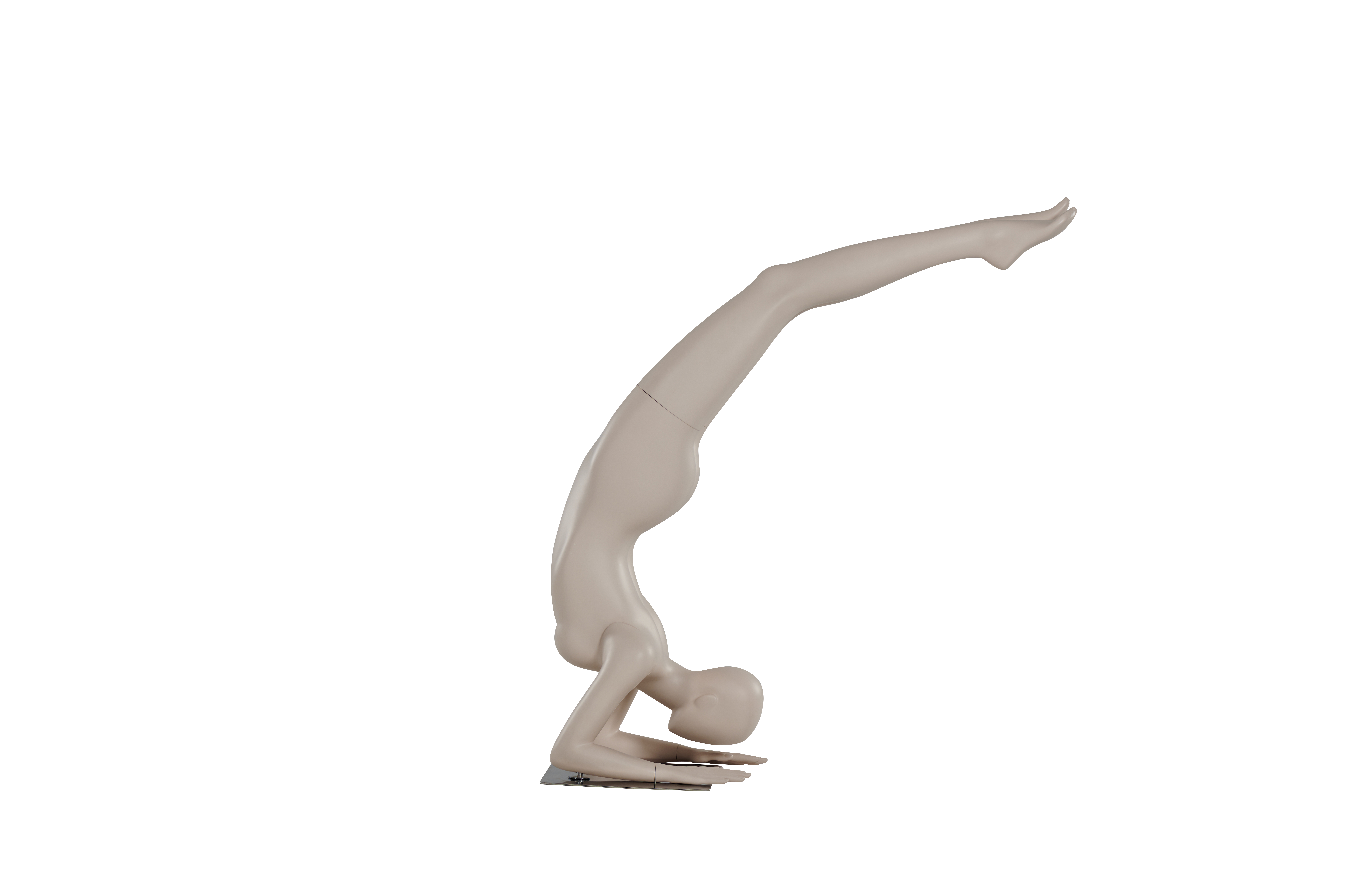 Maniquí femenino en pose de escorpión de yoga