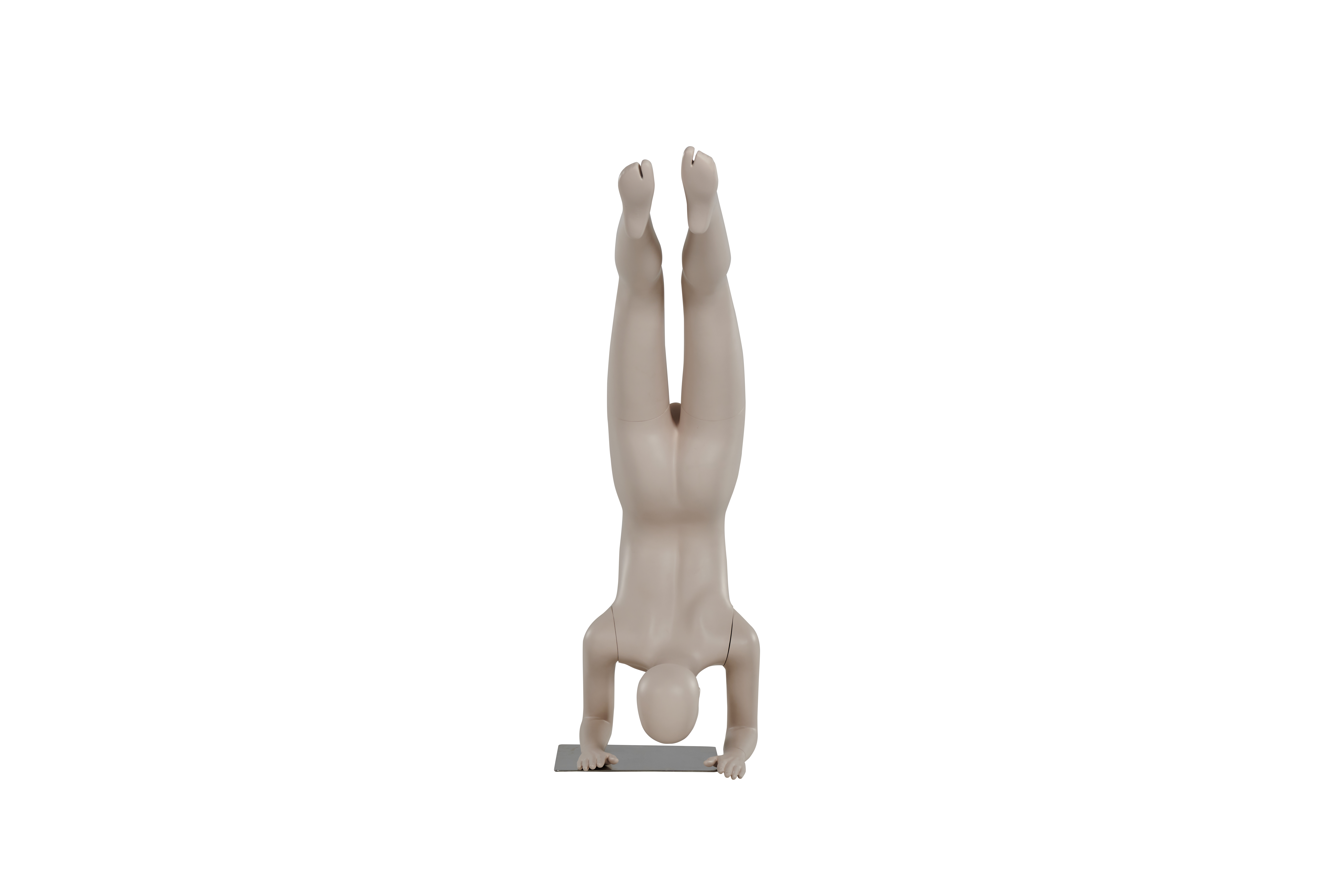 Maniquí femenino en pose de escorpión de yoga
