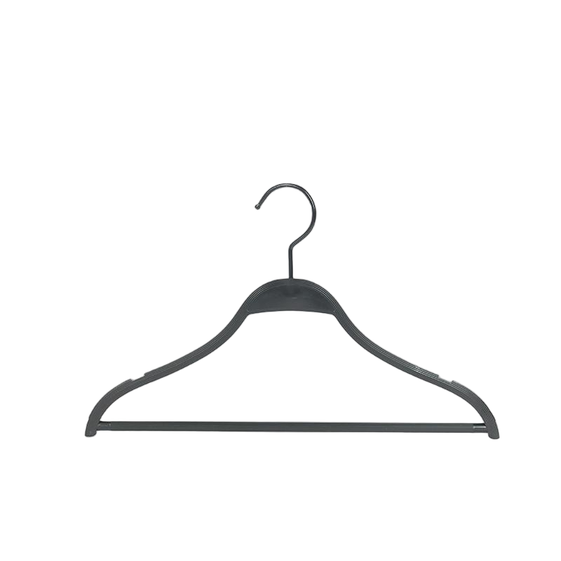 Percha de plástico negra con ranuras antideslizantes: ideal para tiendas y uso doméstico.