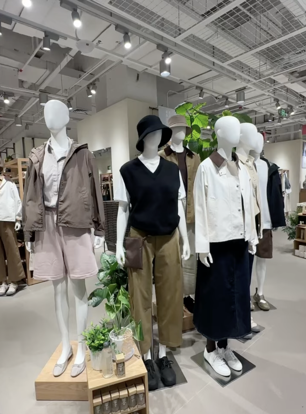 Stylish mannequins, designed for modern retail