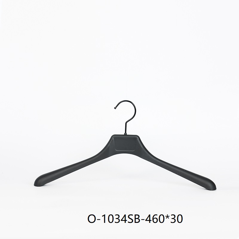 Percha de traje negra de hombros anchos