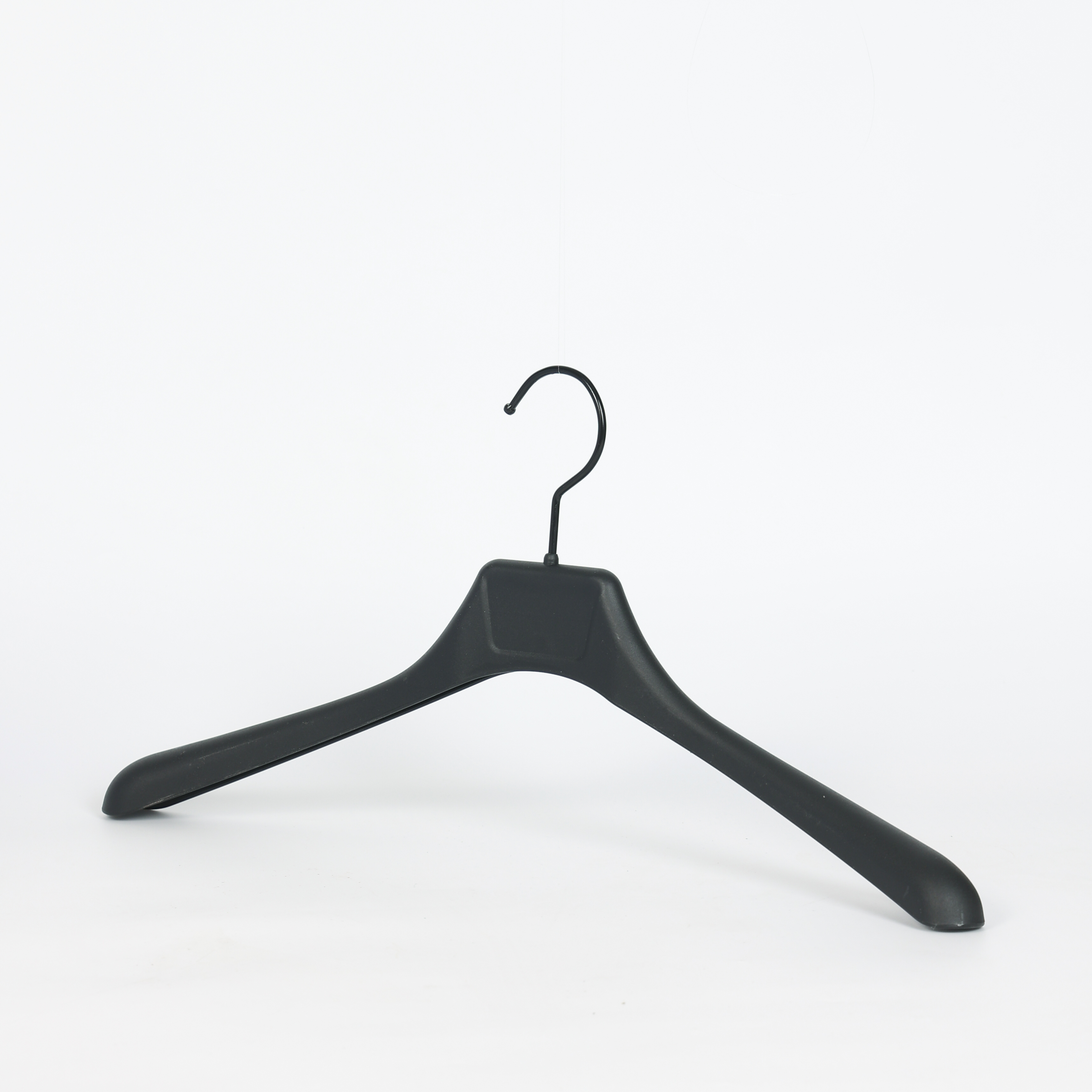 Percha de traje negra de hombros anchos