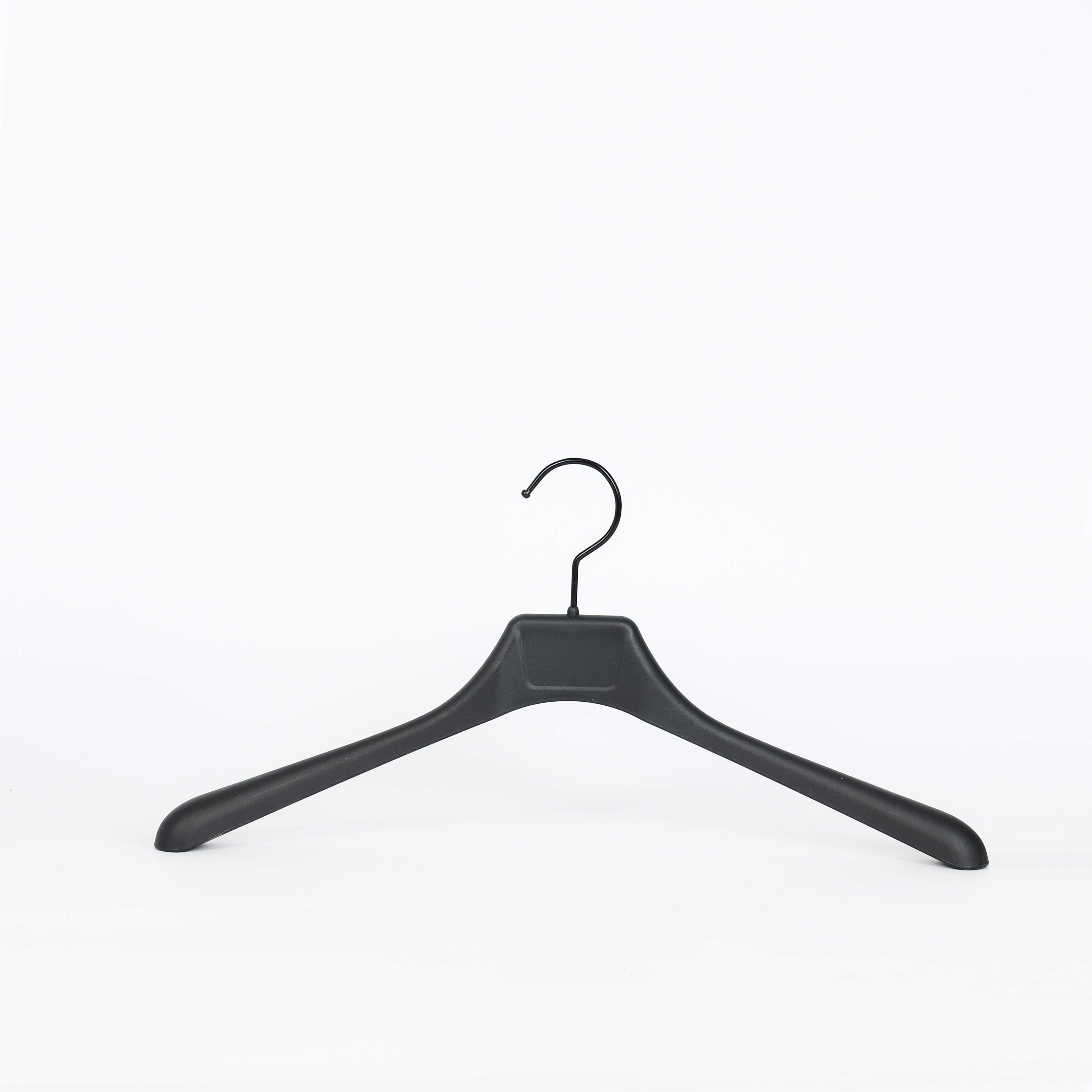 Percha de traje negra de hombros anchos