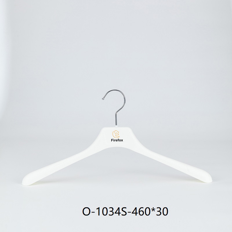 Percha blanca de hombros anchos