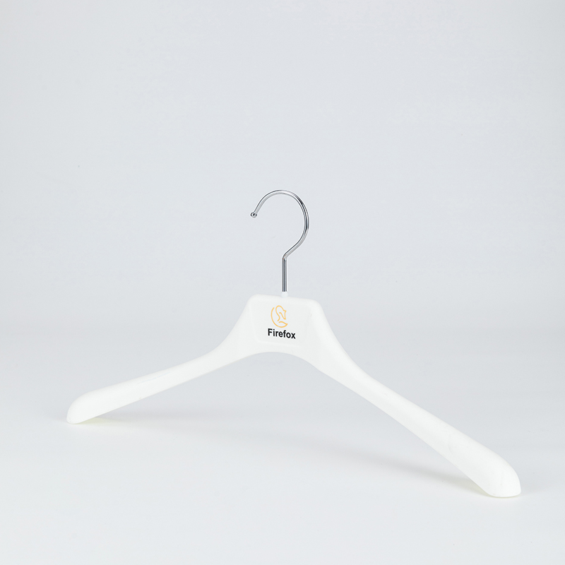 Percha blanca de hombros anchos