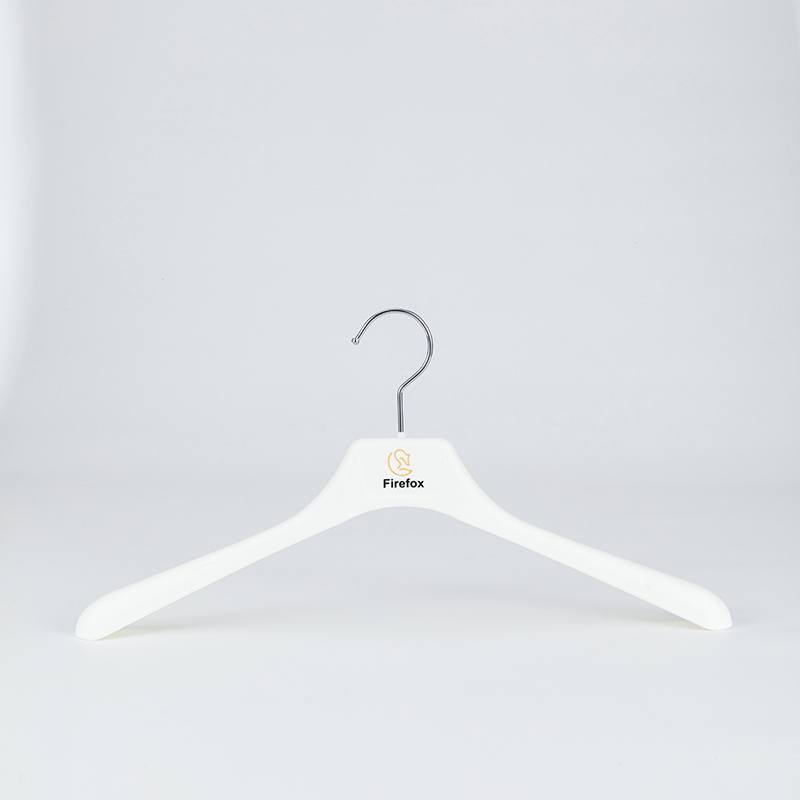 Percha blanca de hombros anchos