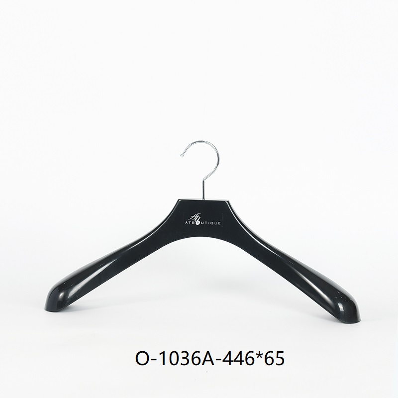 Percha para traje negra de hombros anchos