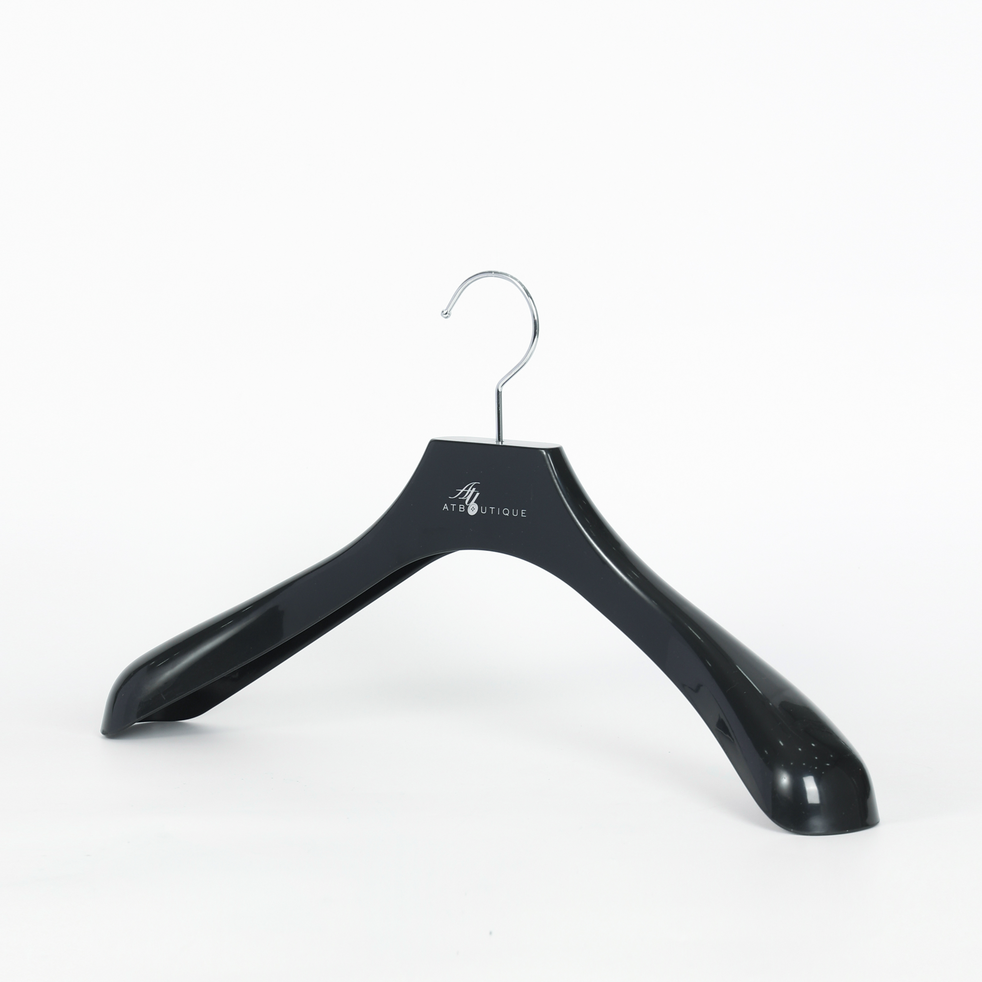 Percha para traje negra de hombros anchos