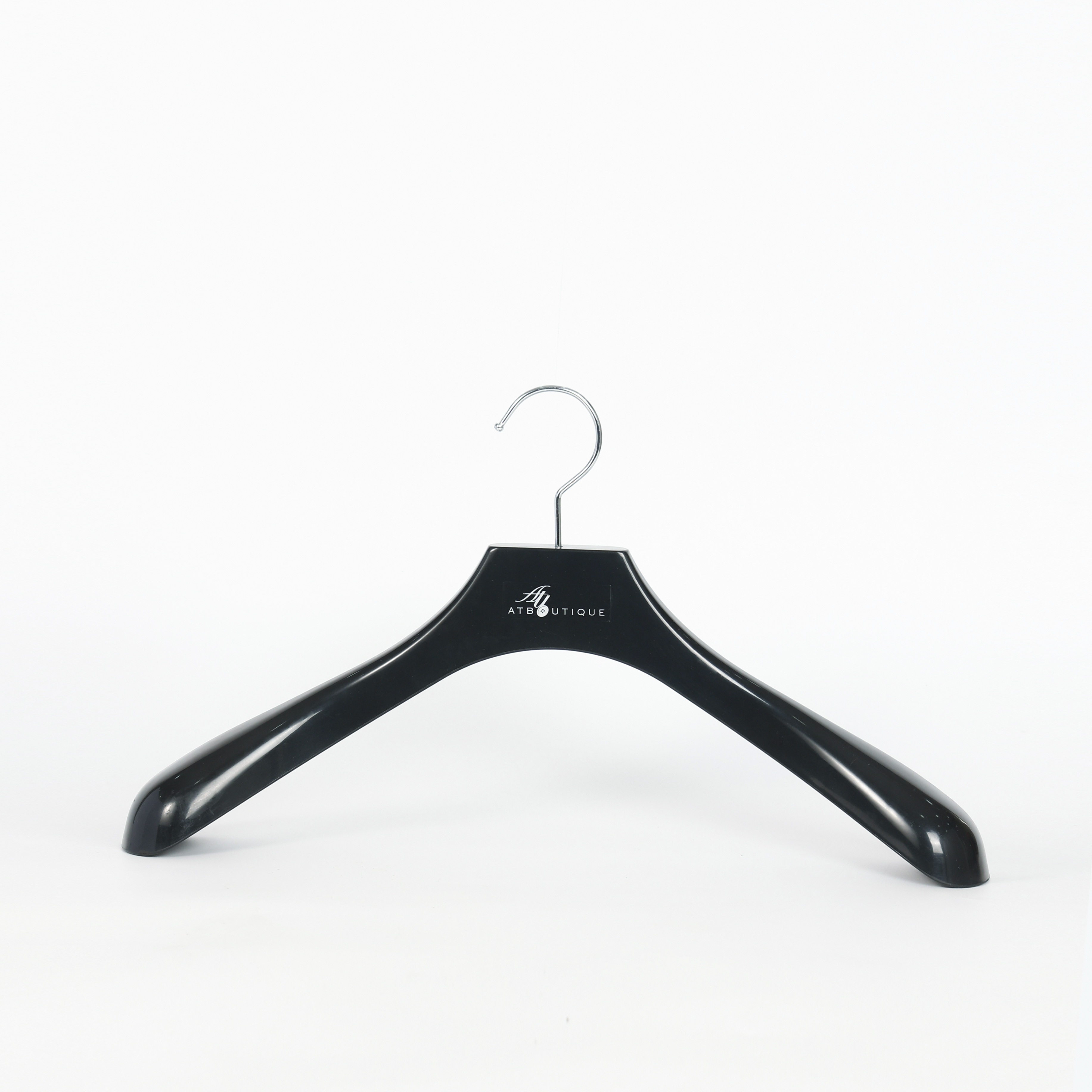 Percha para traje negra de hombros anchos