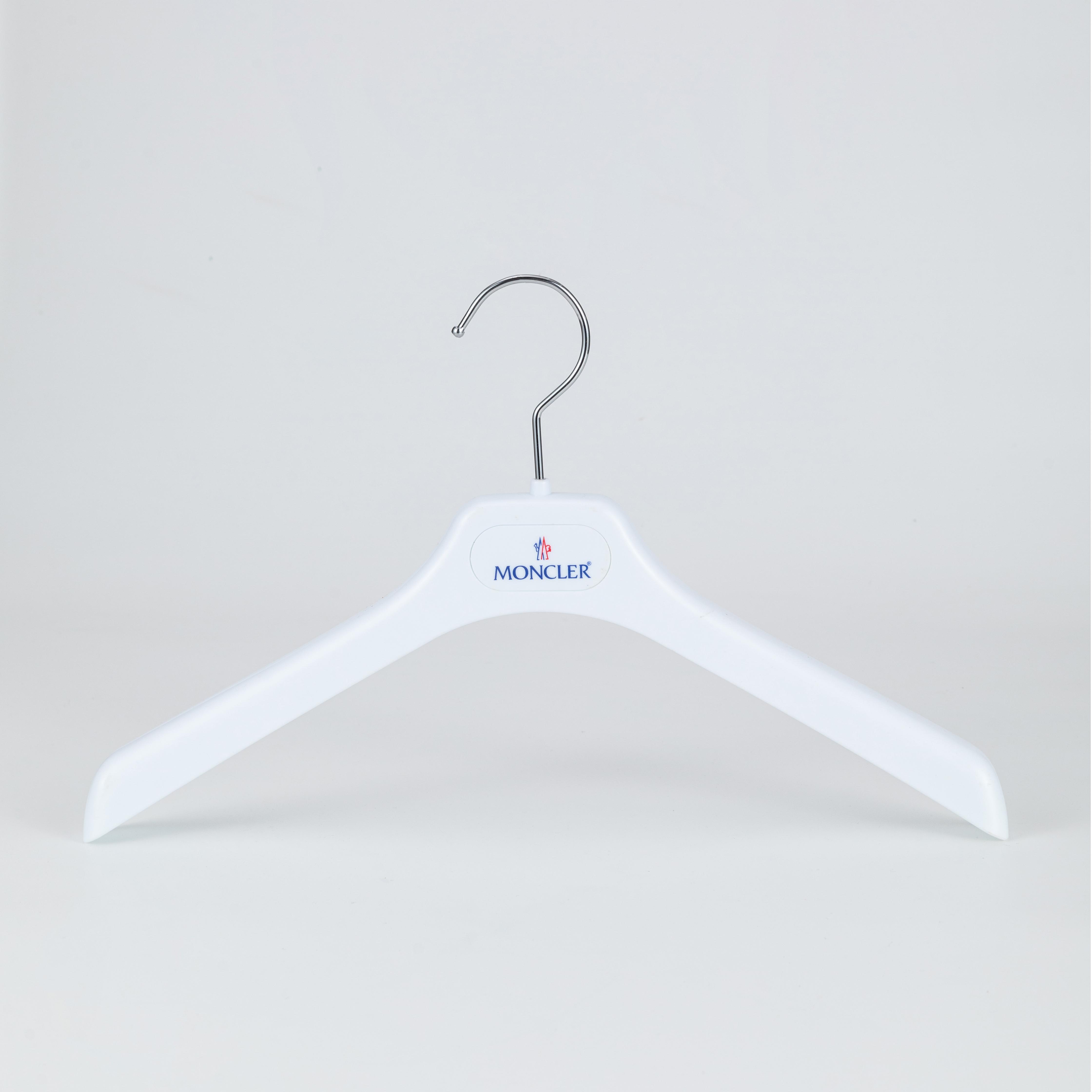 Percha de traje blanca con hombros anchos