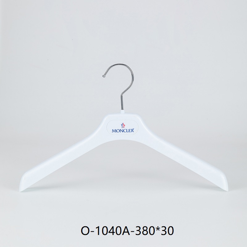 Percha de traje blanca con hombros anchos