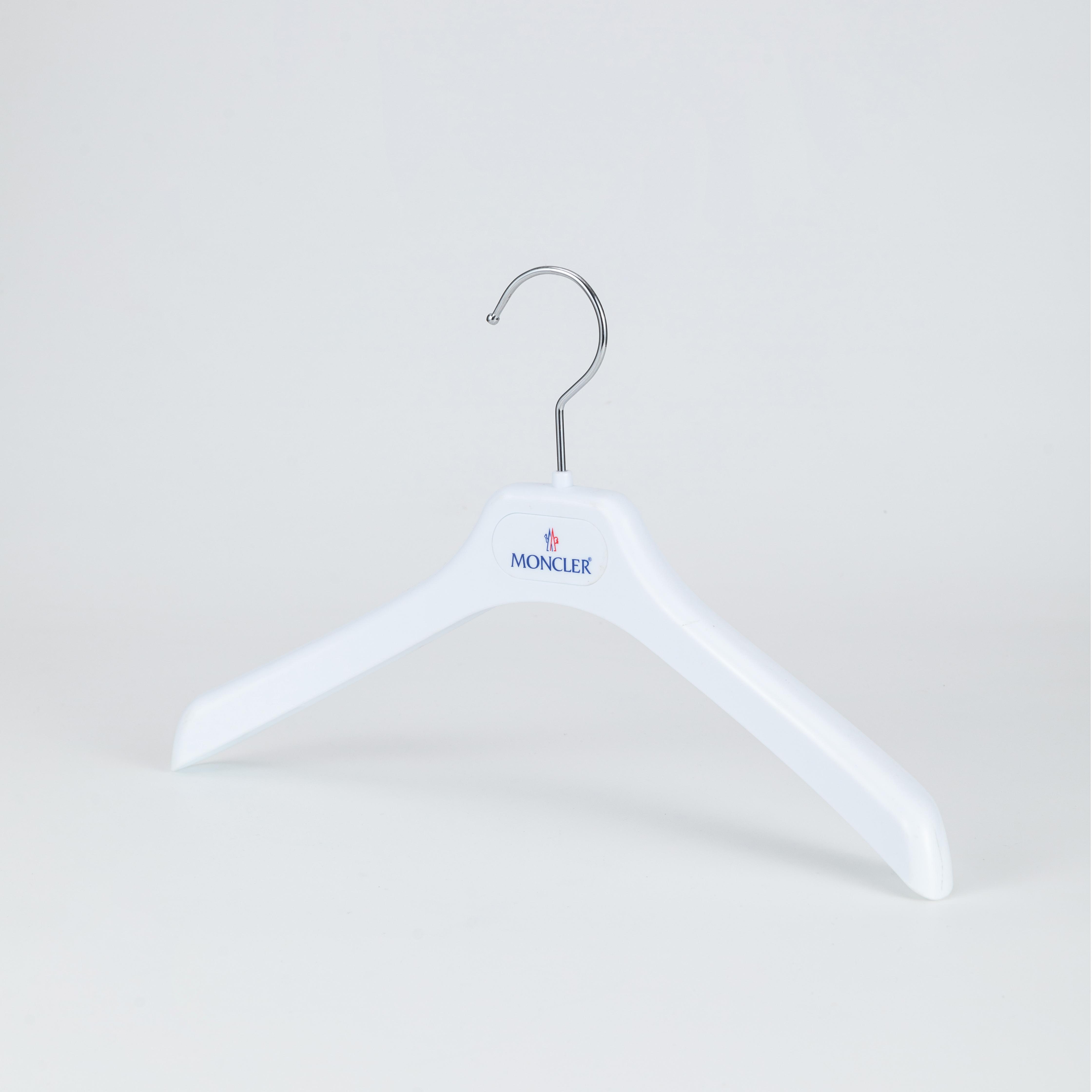 Percha de traje blanca con hombros anchos