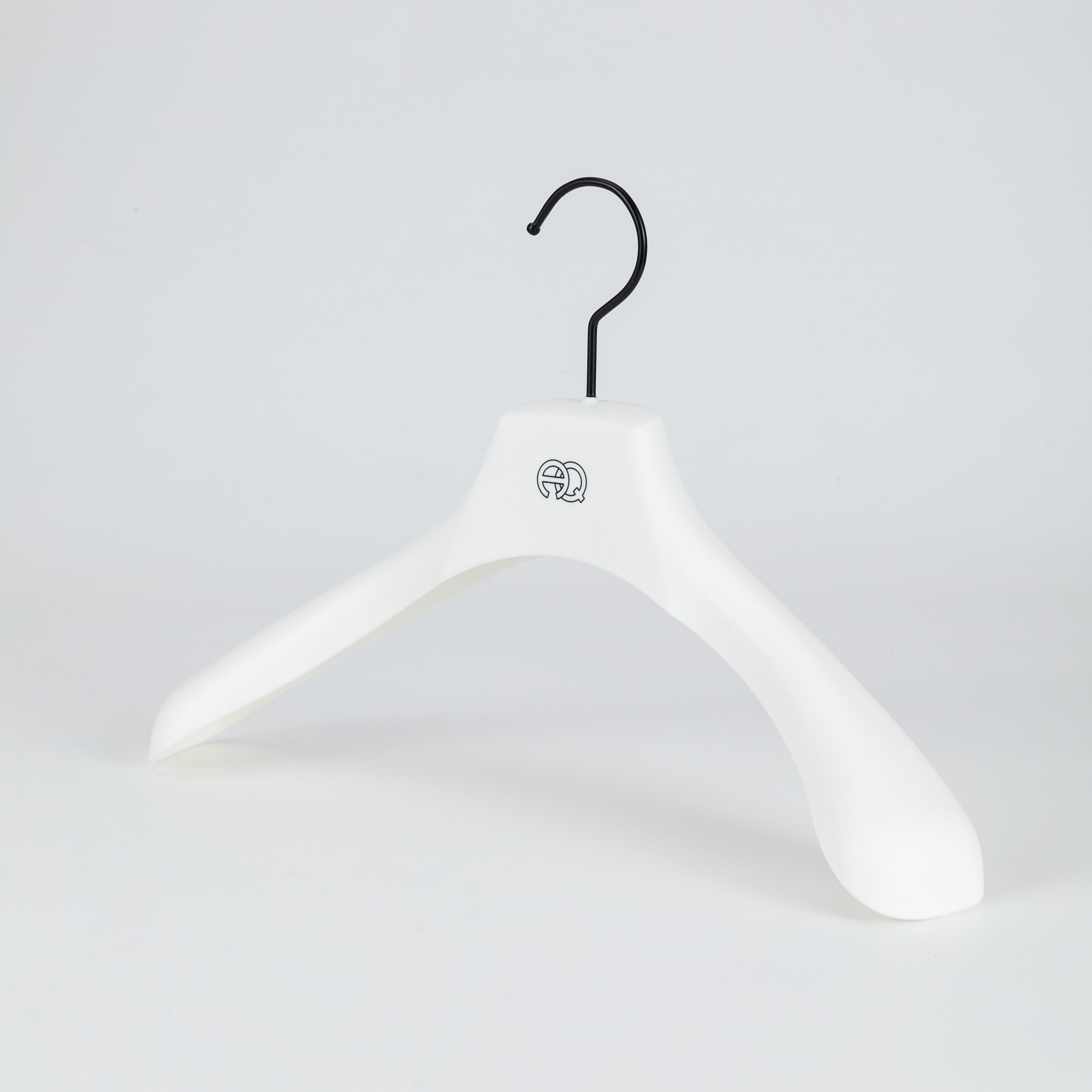 Percha para traje con hombros anchos