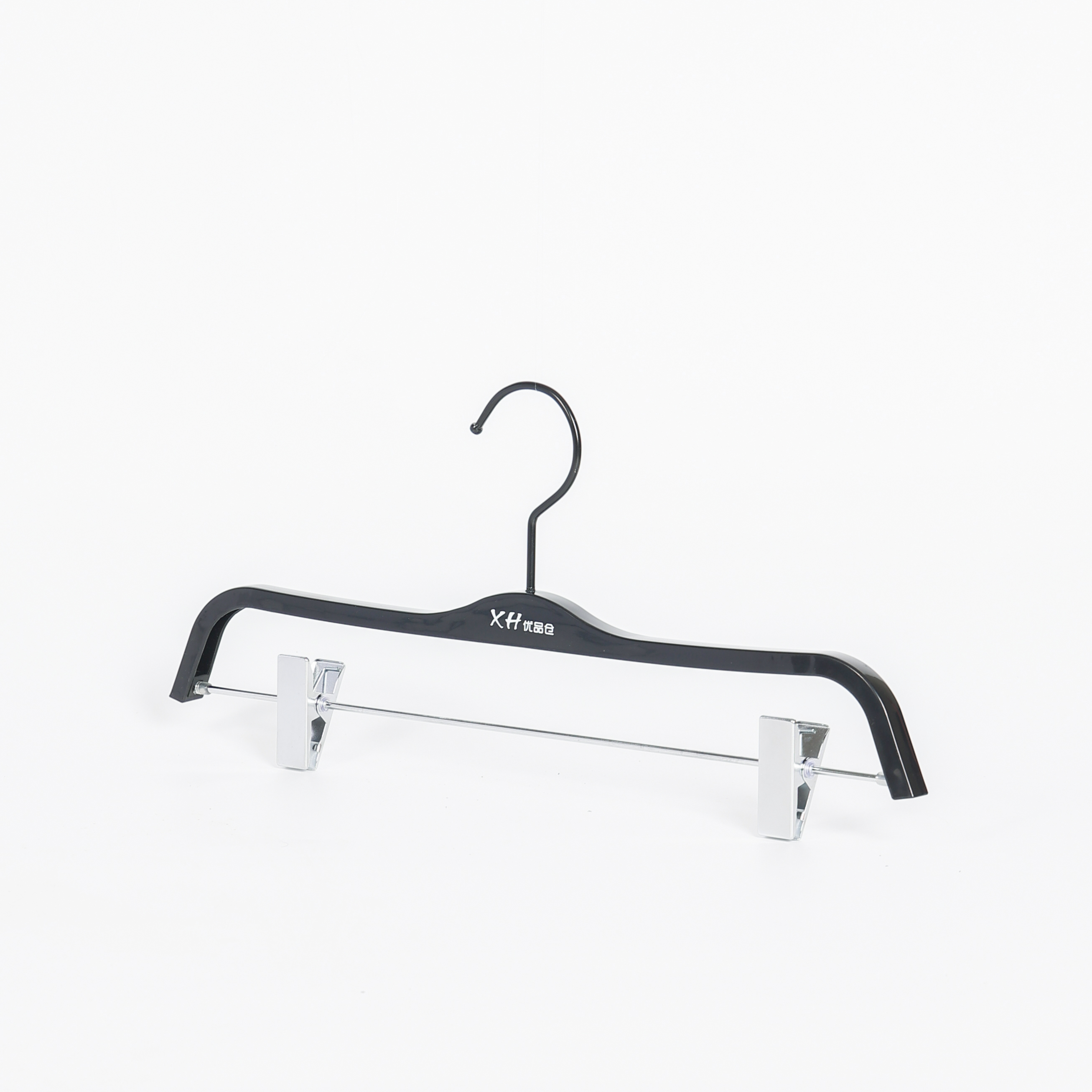 Percha de plástico negra para pantalones con pinzas