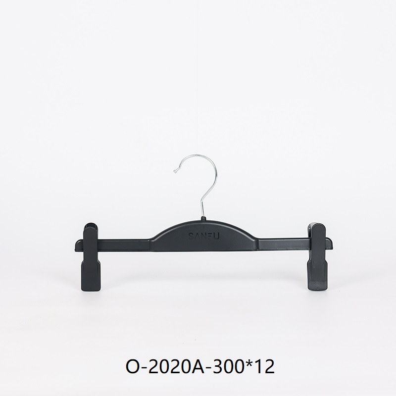 Percha de plástico negra con clip para pantalones