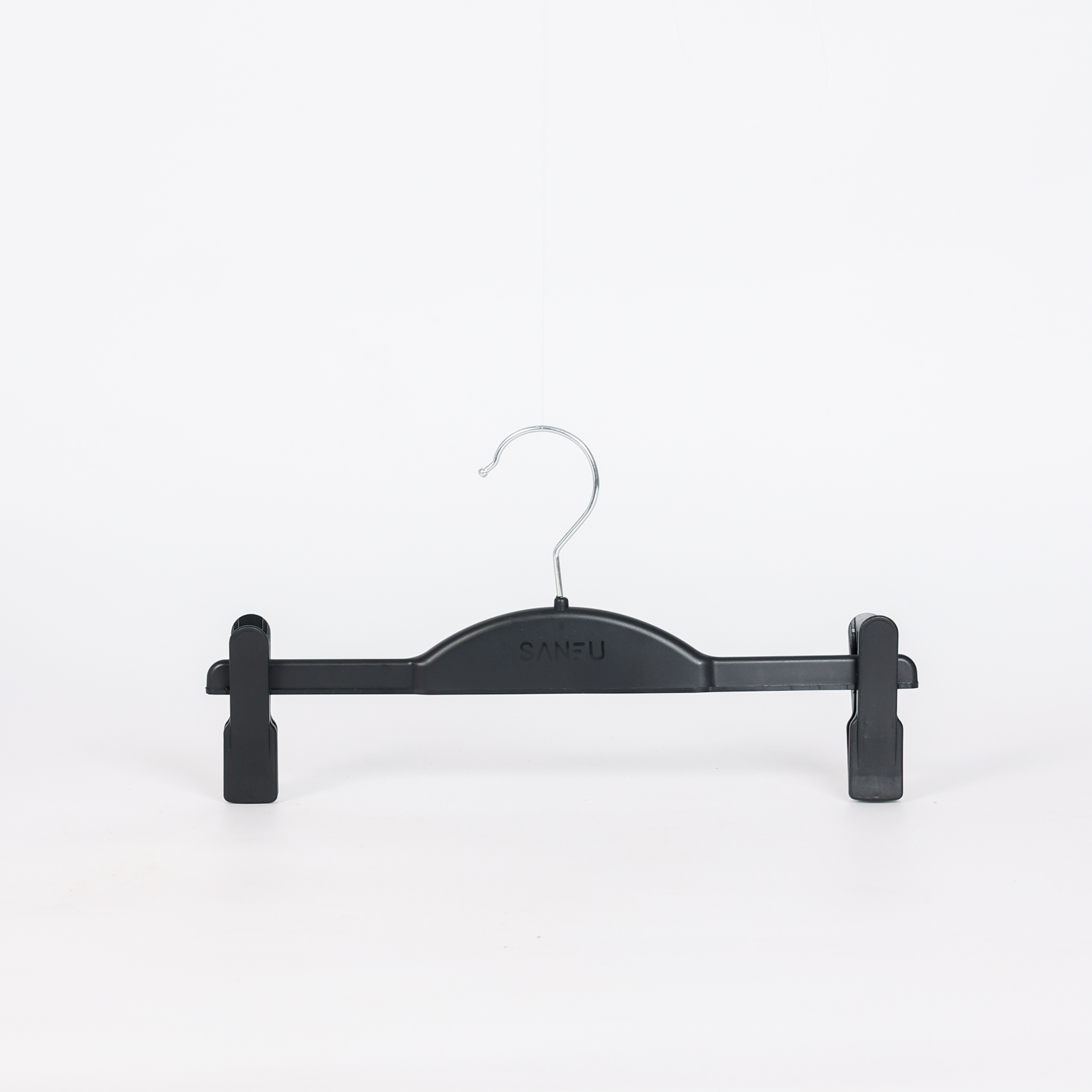 Percha de plástico negra con clip para pantalones