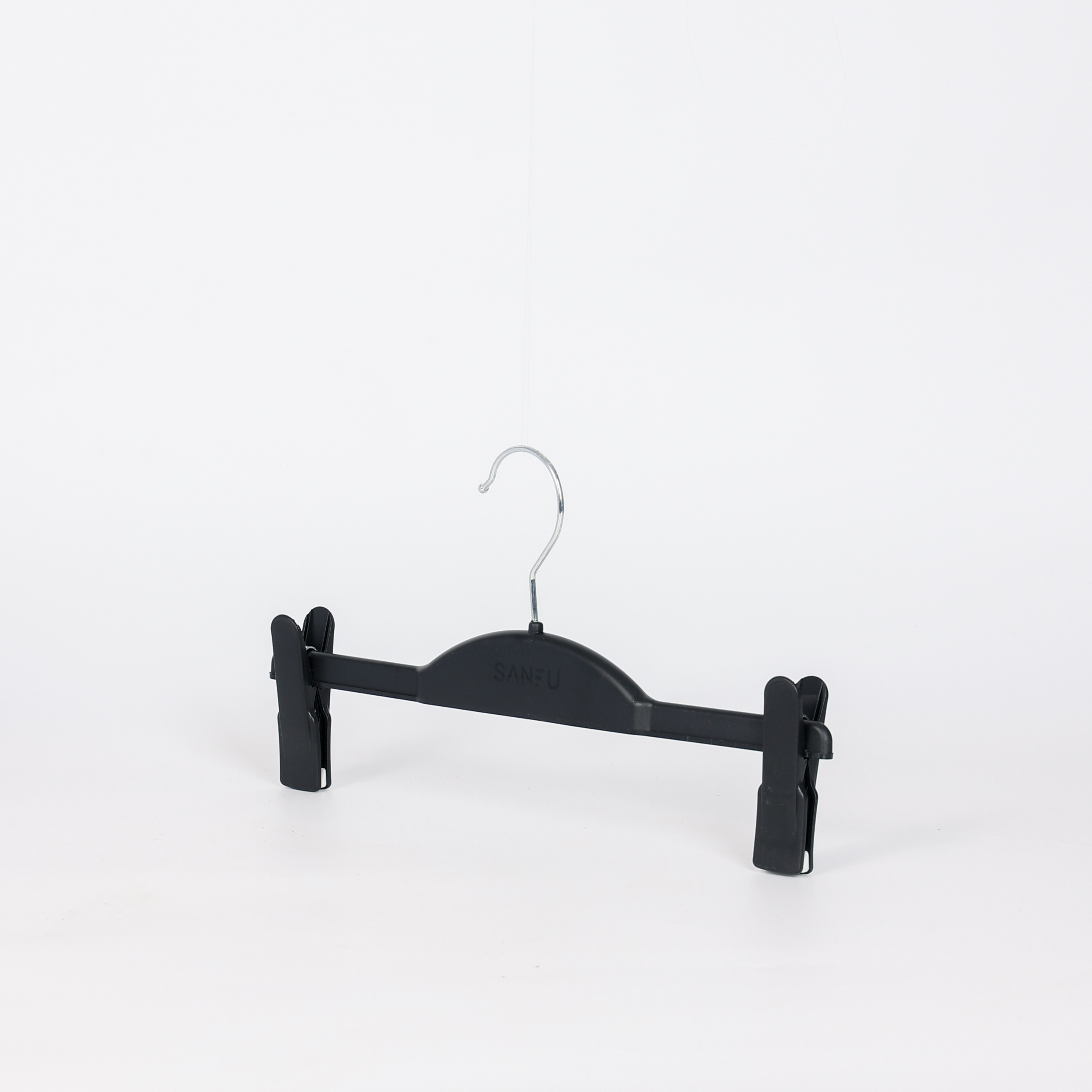 Percha de plástico negra con clip para pantalones