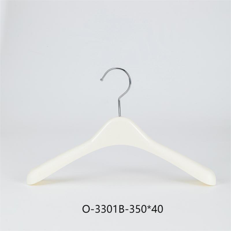 Percha blanca con hombros anchos para blazer