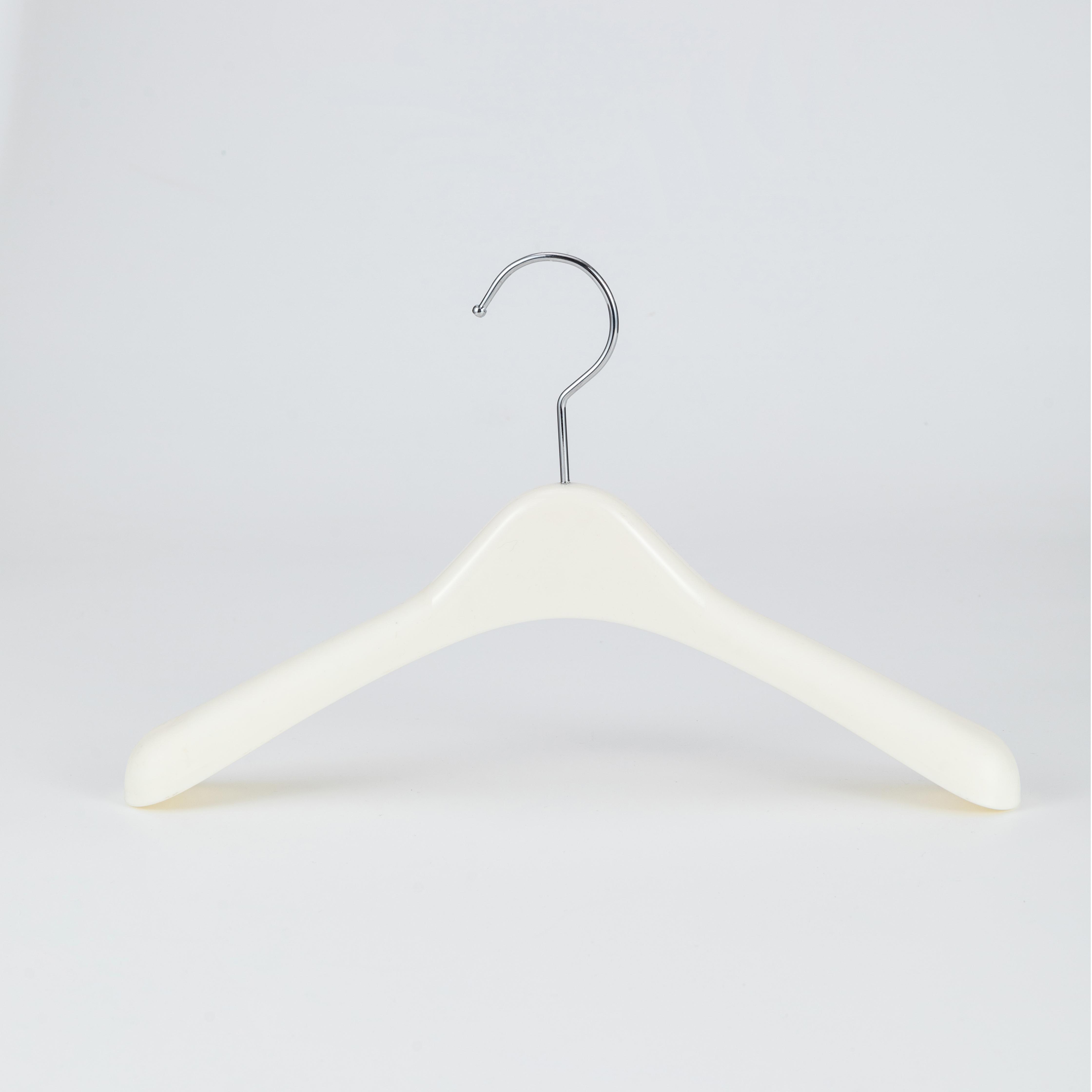 Percha blanca con hombros anchos para blazer