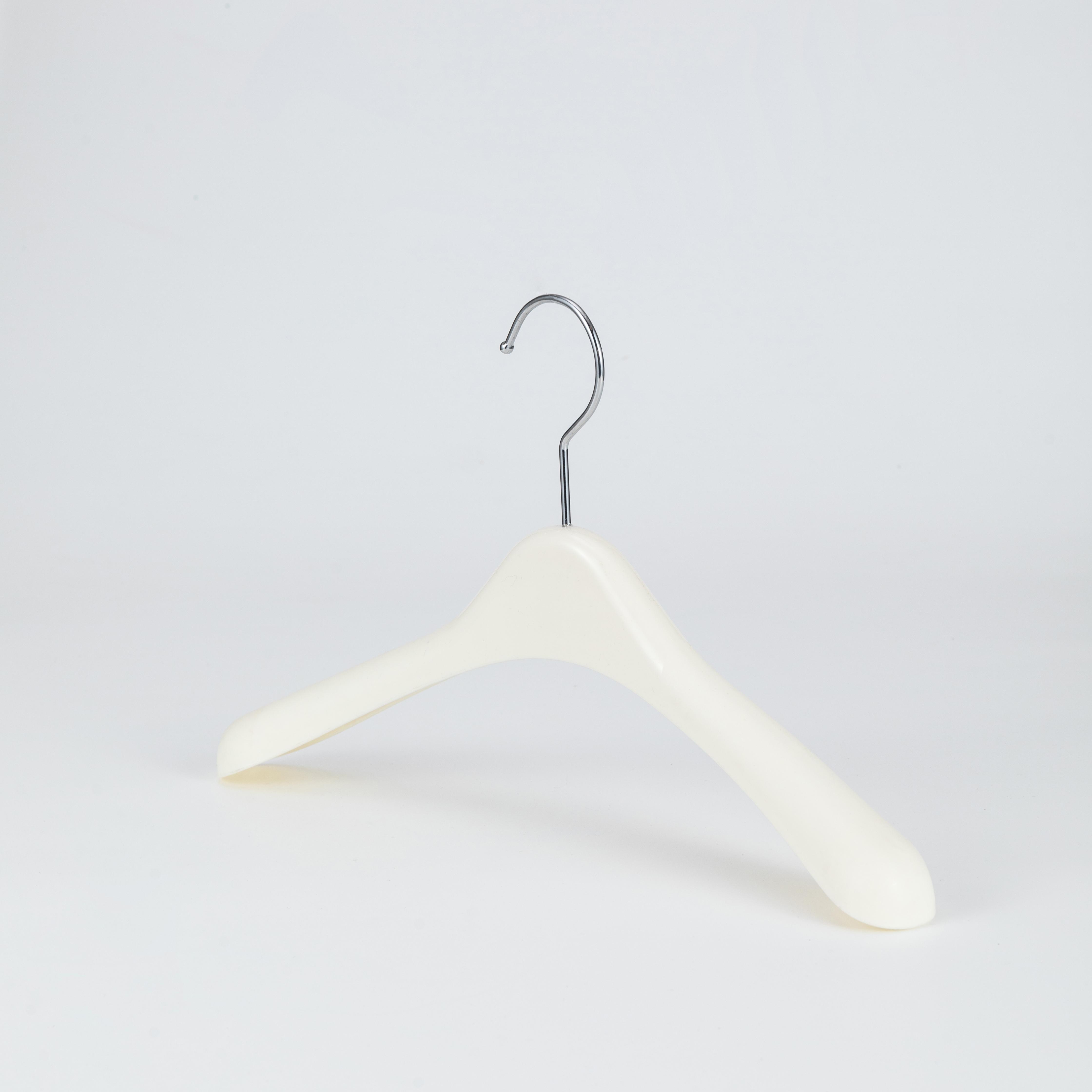 Percha blanca con hombros anchos para blazer